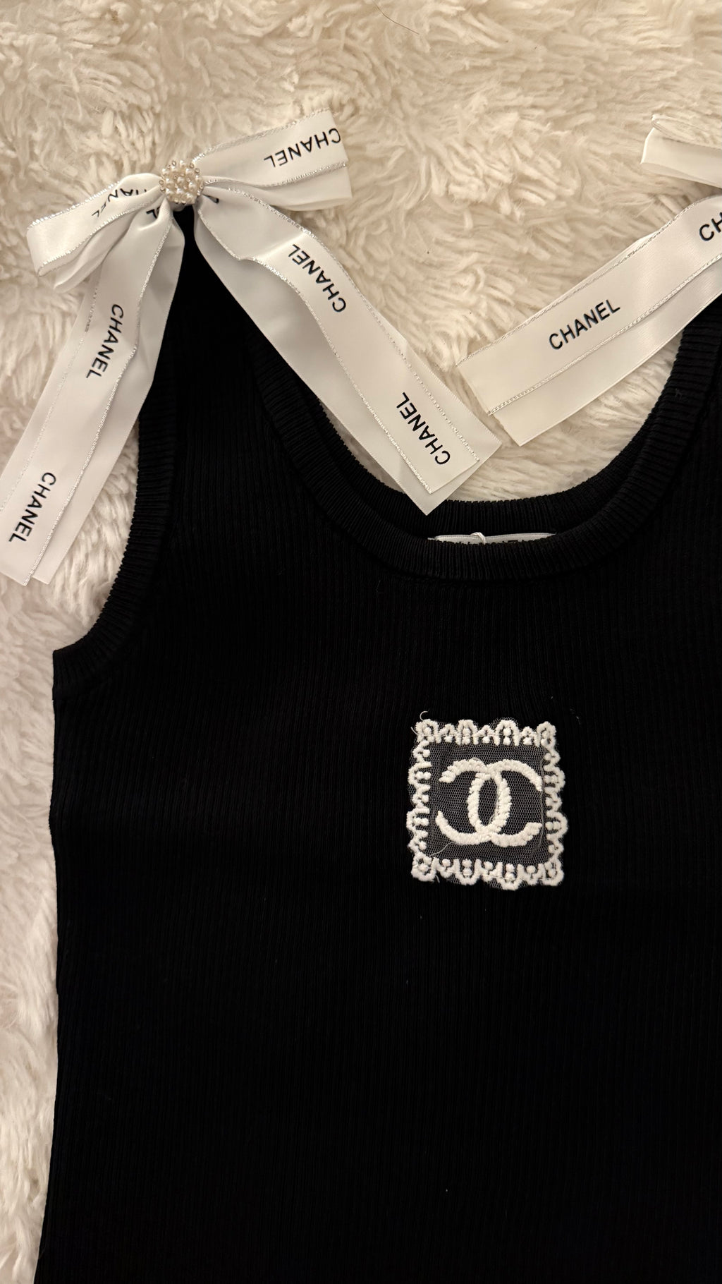 Top noir à nœuds blancs amovibles