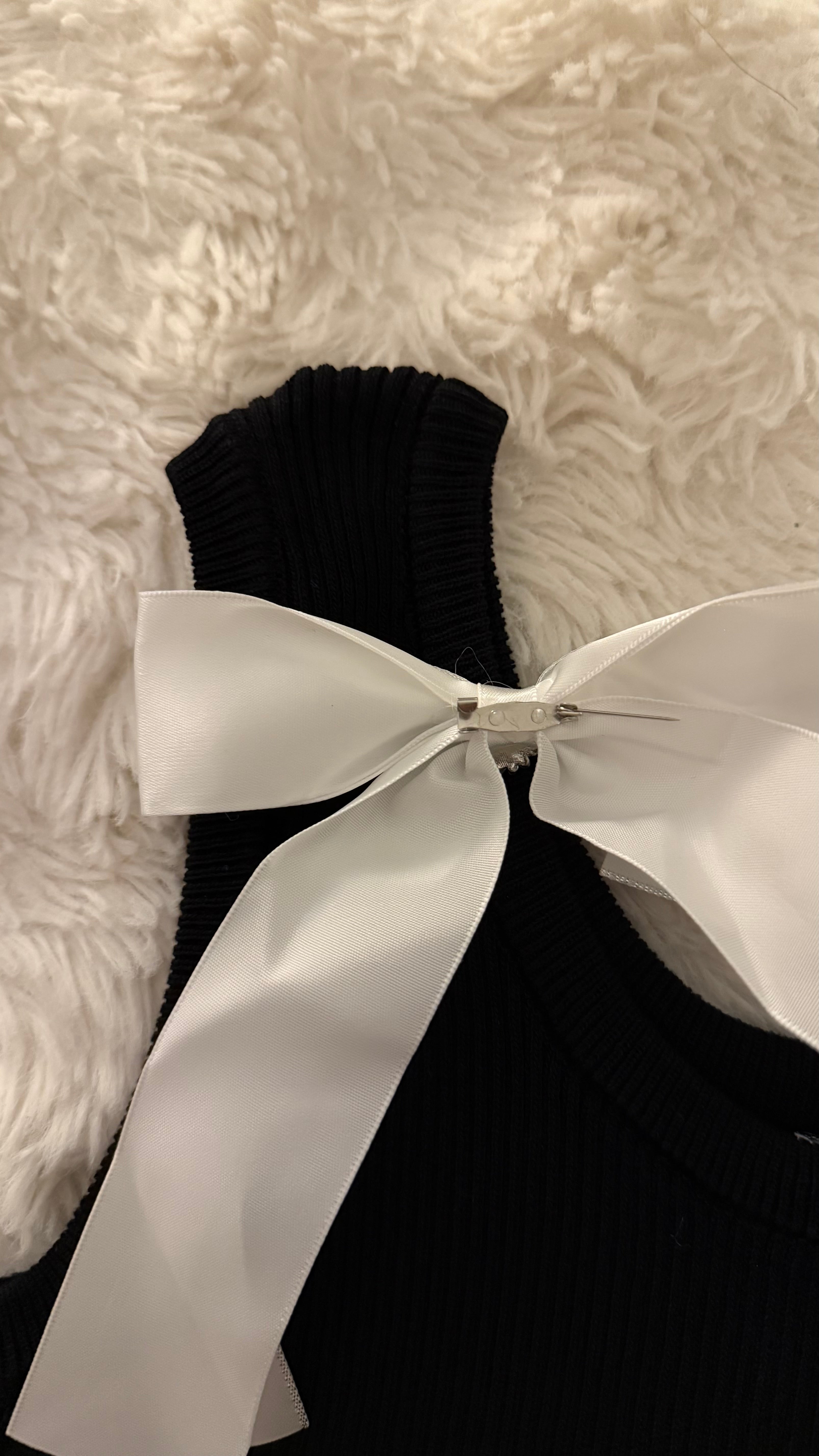 Top noir à nœuds blancs amovibles