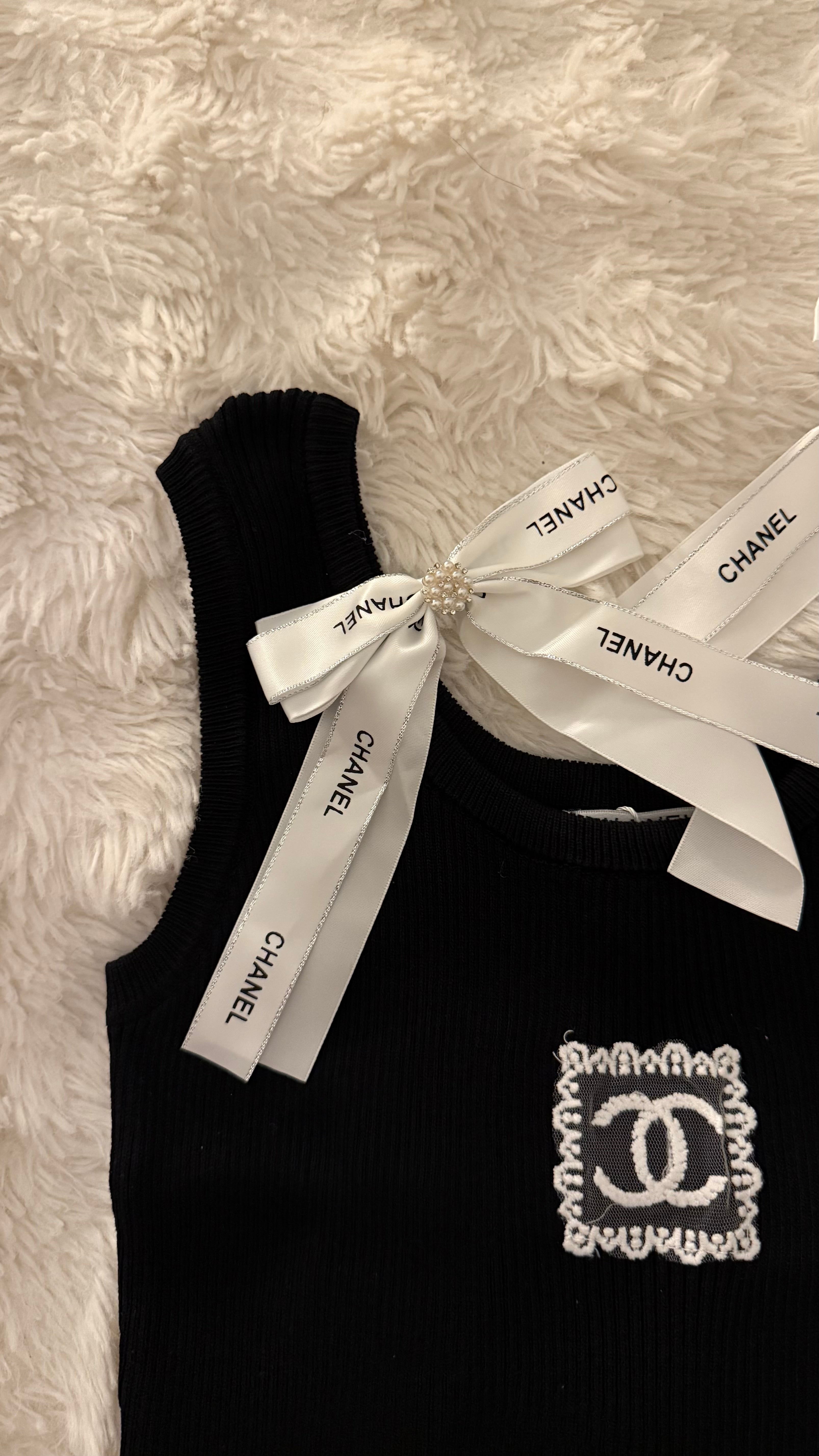 Top noir à nœuds blancs amovibles